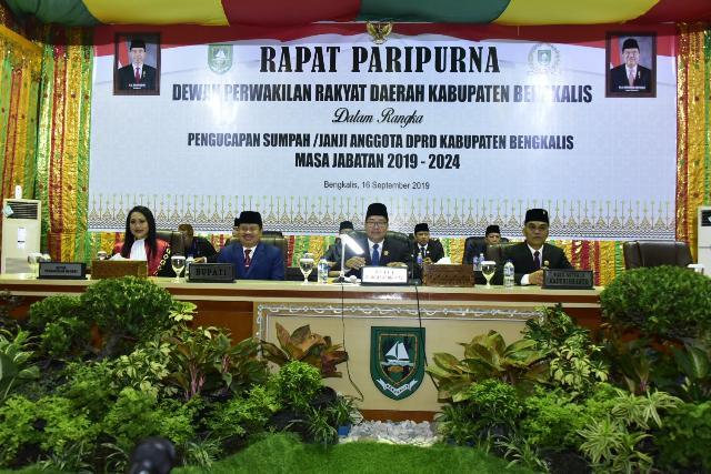 Bupati Bengkalis Amril Mukminin SE,MM duduk bersama Wakil Ketua Pengadilan Negeri, Endah Kumala Dewi, Ketua DPRD, Abdul Kadir, sesaat sebelum pengambilan Sumpah Janji 45 Anggota DPRD Periode 2019-2024.