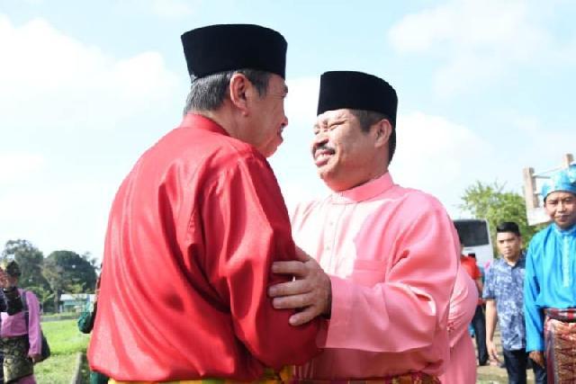 Gubernur Riau, Syamsuar di sambut Hangat Oleh Bupati Bengkalis, Amril Mukminin saat Tiba di pulau di Tanjung Lapin, Rupat Utara.