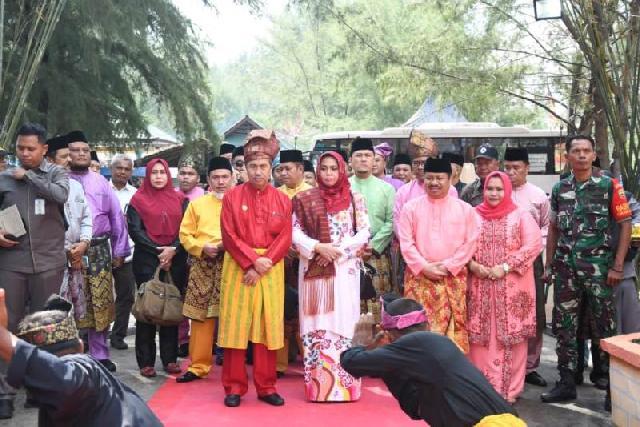 Gubernur Riau dan Bupati Bengkalis dan beberapa anggota DPRD di sambut Seni Pencak Silat.
