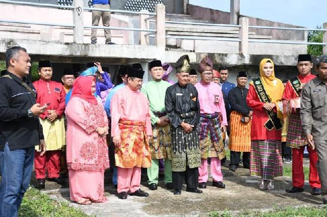 Gubernur Riau di dampingi oleh Ketua MKA Lembaga Adat Melayu (LAM) Kabupaten Bengkalis.H.Zainuddin Yusuf.