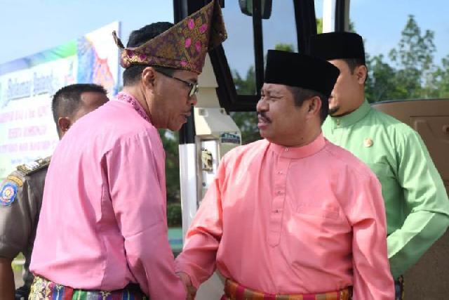 Bupati Bengkalis disambut oleh Kadis Parbudpora, H.Anharizal.