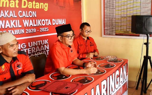 Ketua DPC PDI Perjuangan Kota Dumai Uber Firdaus didampingi Ketua Panitia penjaringan H Suseto SH dan sekretaris Yosfider Gumanti MP membuka penjaringan bakal calon peserta pilkada Dumai 2020 mendatang.
