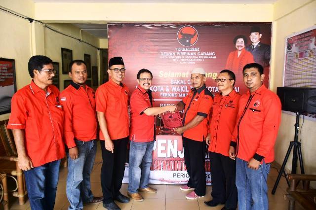 H Sukma Jaya SE merupakan kader PDI-Perjuangan Kota Dumai yang juga pengusaha menjadi pendaftar pertama.