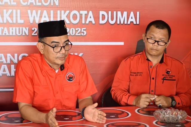 Ketua DPC PDI Perjuangan Kota Dumai Uber Firdaus dan Sekretaris Tim Penjaringan Yosfider Gumanti MP