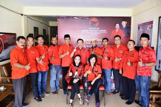 Foto bersama dengan H Sukma Jaya SE usai mendaftar dan menyerhkan berkas kepada Ketua Panitia penjaringan H Suseto SH