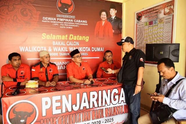 Ketua DPC PDI Perjuangan Kota Dumai Uber Firdaus memberikan keterangan pers, pada sejumlah wartawan yang hadir