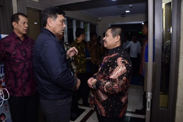 Bupati Bengkalis, Amril Mukminin berbincang dengan Menteri Koordinator Bidang Kemaritiman, Luhut Binsar Panjaitan.