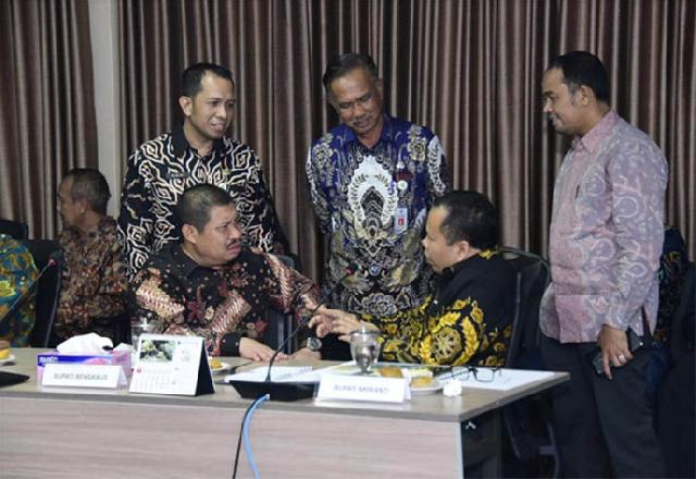 Bupati Bengkalis, Amril Mukminin berbincang Bupati Kepulauan Meranti, Irwan Nasir di sela-sela Rakor dengan Menteri Koordinator Bidang Kemaritiman, Luhut Binsar Panjaitan.