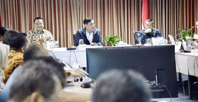 Menko Kemaritiman, Luhut B Panjaitan saat memimpin Rakor