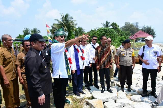 Menpar RI Dr. Ir. Arief Yahya berbincang serius saat menyaksikan ke indahan Pantai Lapin, Rupat
