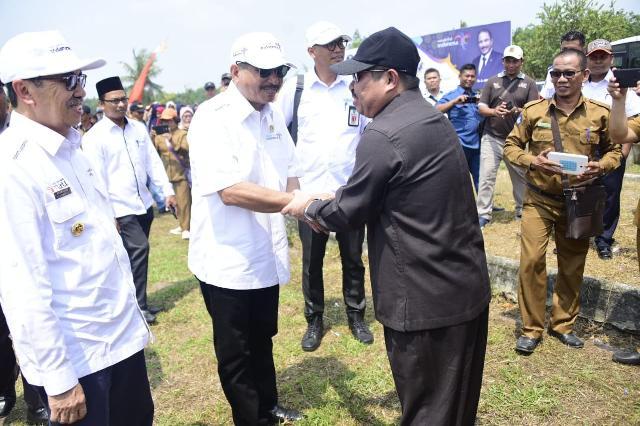 Bupati Bengkalis Amril Mukminin menyambut hangat kedatangan Menpar RI Dr. Ir. Arief Yahya sesaat mendarat dengan Heliped Stadion Olah Raga Rupat Utara.