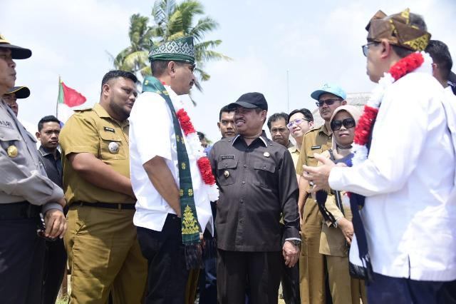 Mempar RI Arief Yahya dan Gubri H Syamsuar, berbincang dengan Bupati Amril Mukminin, berbincang usai pengalungkan bunga penyambutan.