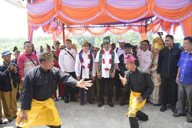 Kedatangan Menpar RI Dr. Ir. Arief Yahya bersama Rombongan, menyaksikan prosesi penyambutan Silat Adat Melayu.