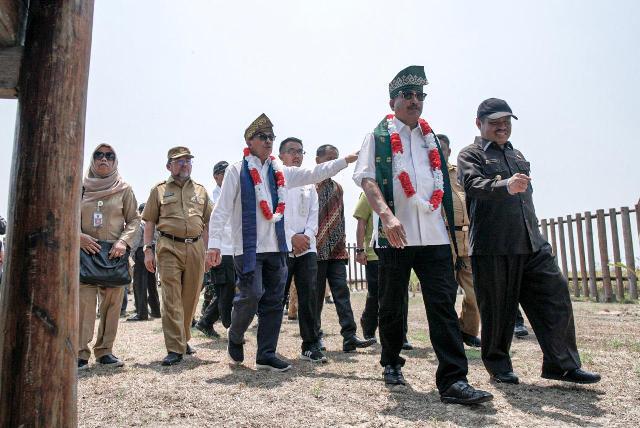 Menpar RI Dr. Ir. Arief Yahya dan Bupati Amril Mukminin, dan rombongan menuju peninjauan ke Pantai Lapin.