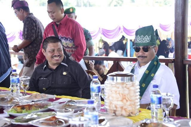 Bupati Amril Mukminin menjamu makan siang Menpar RI Arief Yahya dan rombongan, usai meninjau Pantai Lapin