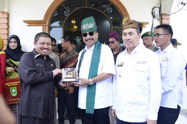 Bupati Amril Mukminin memberikan cendera mata kepada Menpar RI. Arief Yahya disaksikan Gubri H.Syamsuar.