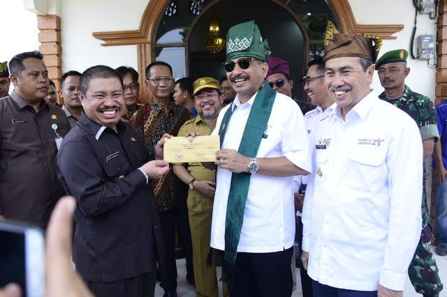 Bupati Amril Mukminin, juga menitipkan sebuah surat kepada Menpar RI Dr. Ir. Arief Yahya.