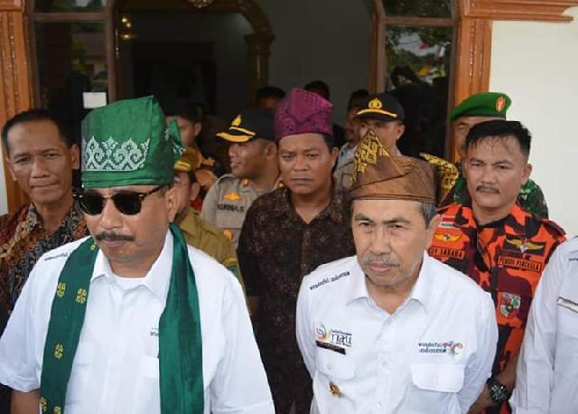 Menpar RI Dr. Ir. Arief Yahya didampingi Gubri H. Syamsuar,menyampaikan keterangan pada sejumlah Wartawan terkait kunjungannya