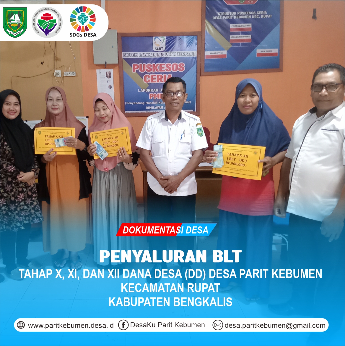 Kepala Desa Parit Kebumen, Sabarrudin, S.Ag Menyerahkan BLT kepada Penerima