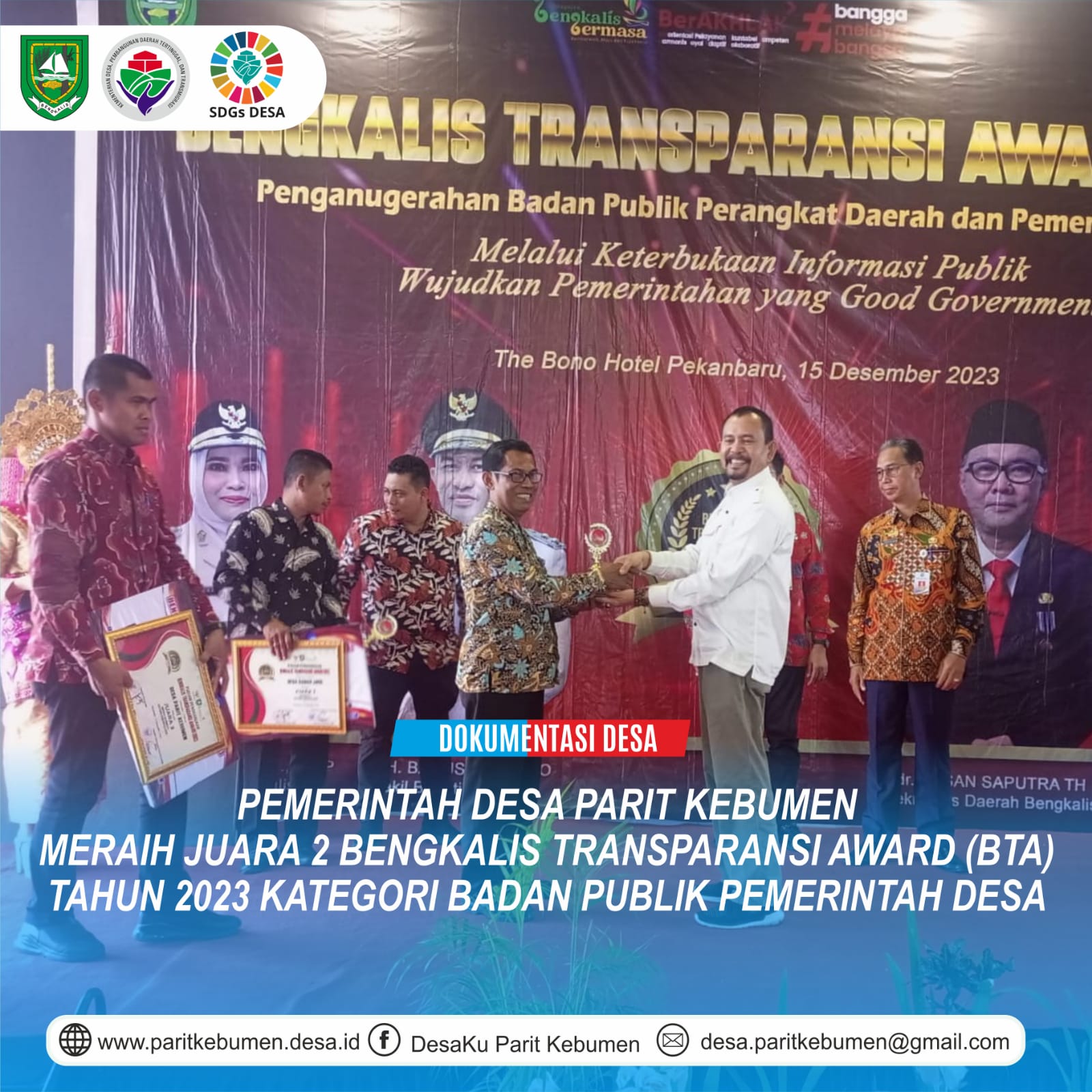 Peneyerahan Pengahargaan Oleh Bupati Bengkalis yang di Wakili oleh Kepala Dinas Kominfo Kabupaten Bengkalis Kepada Kepala Desa